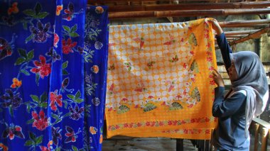  Batik 'in, Pekalongan' ın, Endonezya 'nın üzerine 7 Mart 2020' de çarparak konserve ve malam kullanarak beyaz kumaş üretme, yaratma ve tasarlama etkinliği