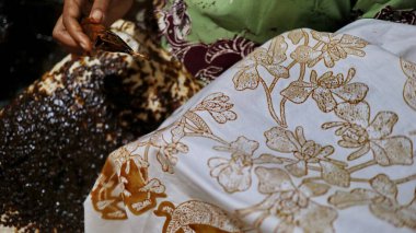  Batik 'in, Pekalongan' ın, Endonezya 'nın üzerine 7 Mart 2020' de çarparak konserve ve malam kullanarak beyaz kumaş üretme, yaratma ve tasarlama etkinliği