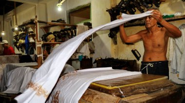  Batik 'in, Pekalongan' ın, Endonezya 'nın üzerine 7 Mart 2020' de çarparak konserve ve malam kullanarak beyaz kumaş üretme, yaratma ve tasarlama etkinliği