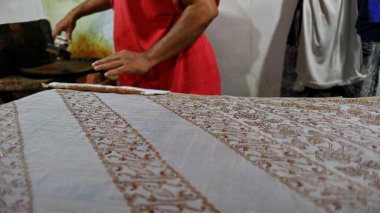  Batik 'in, Pekalongan' ın, Endonezya 'nın üzerine 7 Mart 2020' de çarparak konserve ve malam kullanarak beyaz kumaş üretme, yaratma ve tasarlama etkinliği