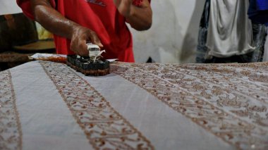  Batik 'in, Pekalongan' ın, Endonezya 'nın üzerine 7 Mart 2020' de çarparak konserve ve malam kullanarak beyaz kumaş üretme, yaratma ve tasarlama etkinliği