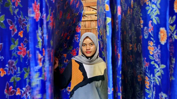 制作蜡染 制作和设计白色面料的活动 使用藤条和棉织物 印度尼西亚 Pekalongan 2020年3月7日 — 图库照片