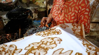 Batik 'in, Pekalongan' ın, Endonezya 'nın üzerine 7 Mart 2020' de çarparak konserve ve malam kullanarak beyaz kumaş üretme, yaratma ve tasarlama etkinliği