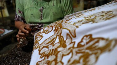  Batik 'in, Pekalongan' ın, Endonezya 'nın üzerine 7 Mart 2020' de çarparak konserve ve malam kullanarak beyaz kumaş üretme, yaratma ve tasarlama etkinliği