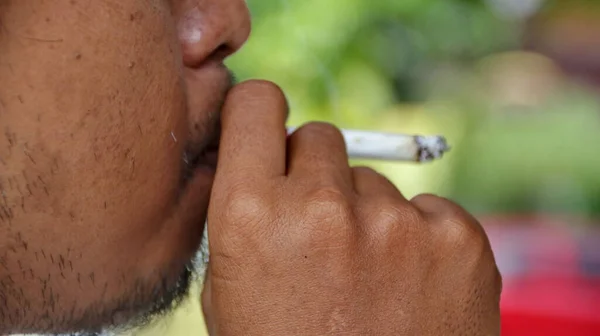 Pessoa Que Está Fumando Com Uma Seleção Foco Fundo Embaçado — Fotografia de Stock