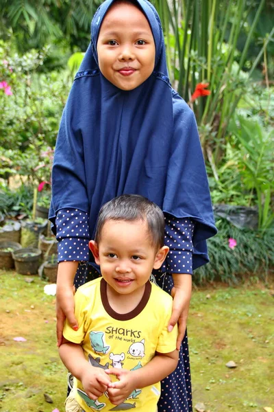 Image Floue Floue Petite Fille Jouant Avec Son Frère Cadet — Photo