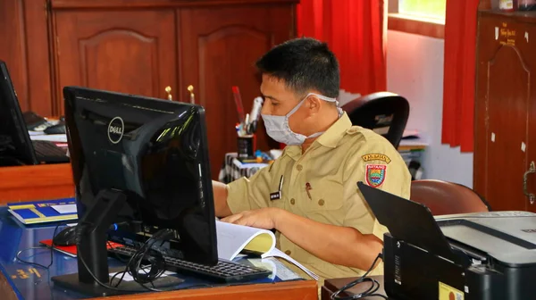 Covid 19办公室里的大流行性结肠炎患者戴口罩 以防止Sars Cov 2病毒的传播 Pekalongan Indonesia March 2020 — 图库照片