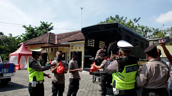 Brurryとソフトフォーカス画像軍と警察のメンバーは 危険なウイルス Pekalonanインドネシア 4月10 2020を避けるための活動で マスクを着用します — ストック写真