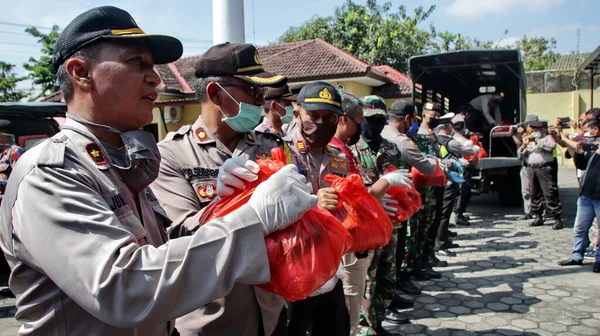 2020年4月10日 印度尼西亚Pekalongan 军队和警察在避免危险病毒的活动中戴着面具的蓝色和软焦距图像 — 图库照片