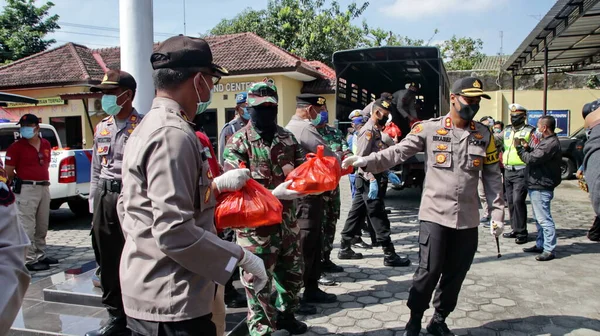 2020年4月10日 印度尼西亚Pekalongan 军队和警察在避免危险病毒的活动中戴着面具的蓝色和软焦距图像 — 图库照片