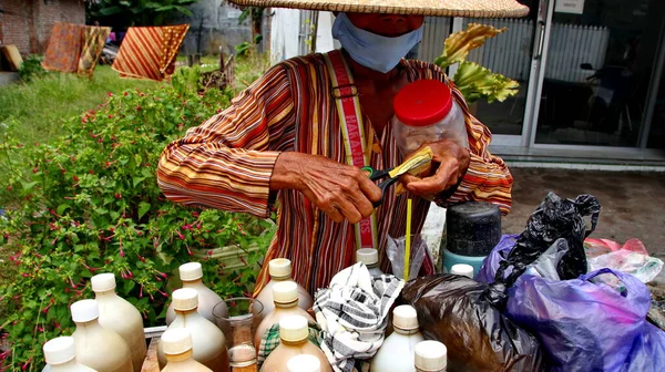 Traditional Herbal Medicine Seller Brewing Jaunya Drink Glass Pekalongan Indonesia — Stock Photo, Image