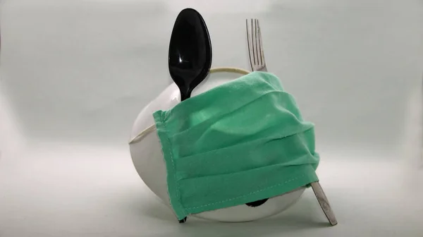 Çatal Bıçak Takımı Kaşıklar Çatallar Yeşil Sağlık Maskesi Odaklanmamış Gürültü — Stok fotoğraf