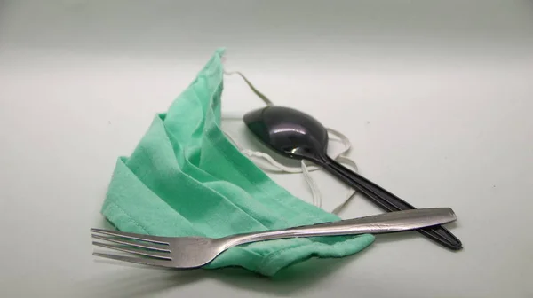 Cubiertos Cucharas Tenedores Con Una Máscara Salud Verde Desenfocado Ruido —  Fotos de Stock