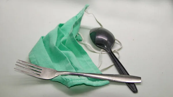 Μαχαιροπίρουνα Κουτάλια Και Πιρούνια Πράσινη Μάσκα Υγείας Εστιασμένη Θόρυβος Θολή — Φωτογραφία Αρχείου