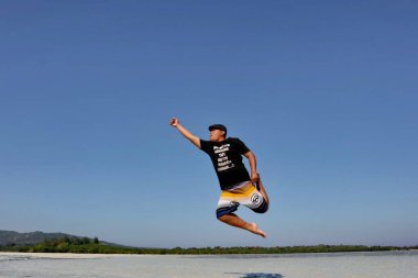 Turistler, 8 Eylül 2018 'de Endonezya' nın Karimun Jawa Jepara plajında neşeyle oynarlar.