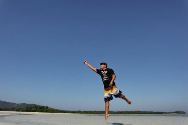 Turistler, 8 Eylül 2018 'de Endonezya' nın Karimun Jawa Jepara plajında neşeyle oynarlar.