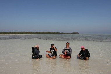 Turistler, 8 Eylül 2018 'de Endonezya' nın Karimun Jawa Jepara plajında neşeyle oynarlar.