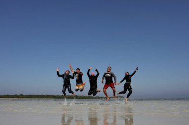 Turistler, 8 Eylül 2018 'de Endonezya' nın Karimun Jawa Jepara plajında neşeyle oynarlar.