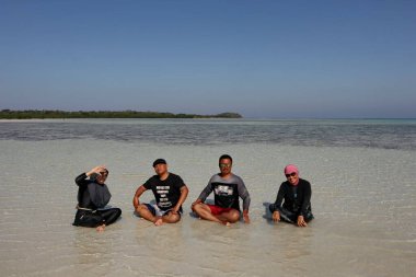 Turistler, 8 Eylül 2018 'de Endonezya' nın Karimun Jawa Jepara plajında neşeyle oynarlar.