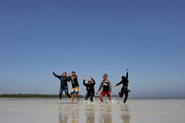 Turistler, 8 Eylül 2018 'de Endonezya' nın Karimun Jawa Jepara plajında neşeyle oynarlar.