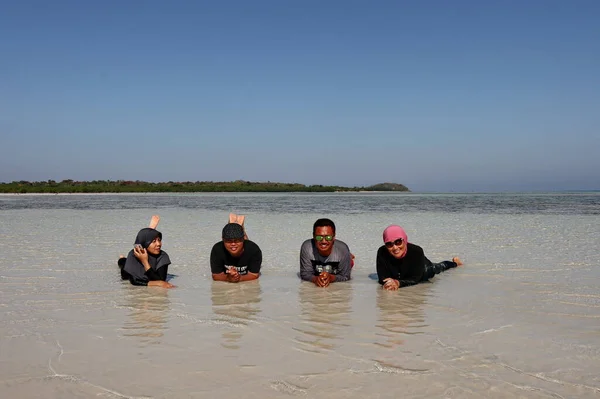 Los Turistas Juegan Alegremente Mientras Están Playa Karimun Jawa Jepara —  Fotos de Stock