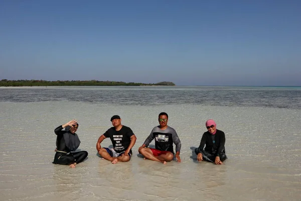 Los Turistas Juegan Alegremente Mientras Están Playa Karimun Jawa Jepara — Foto de Stock