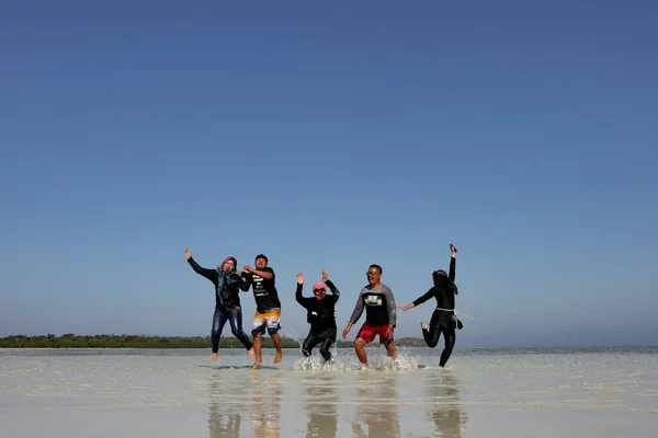 Los Turistas Juegan Alegremente Mientras Están Playa Karimun Jawa Jepara — Foto de Stock