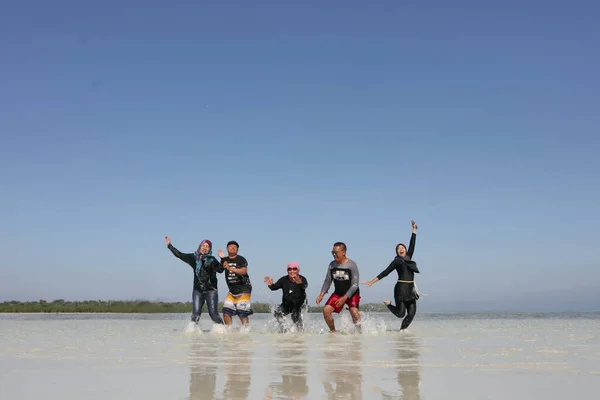 Los Turistas Juegan Alegremente Mientras Están Playa Karimun Jawa Jepara —  Fotos de Stock