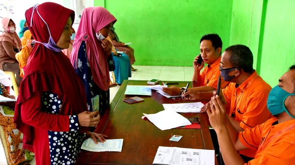 Residentes Receberem Assistência Dinheiro Governo Devido Pandemia Vívida Batang Indonesia — Fotografia de Stock
