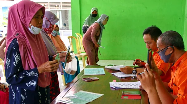 Hükümetten Para Yardımı Alan Vatandaşlar Covid Salgını Nedeniyle Batang Endonezya — Stok fotoğraf