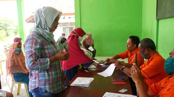 Mieszkańcy Otrzymujący Pomoc Gotówkową Rządu Związku Pandemią Okrężnicy Batang Indonesia — Zdjęcie stockowe