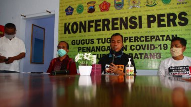  Virüsleri ve kirli havayı önlemek için maske takan bir adam, Batang Endonezya, 7 Mayıs 2020