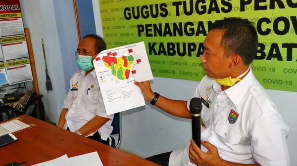 Homem Usando Uma Máscara Para Prevenir Vírus Sujo Batang Indonesia — Fotografia de Stock