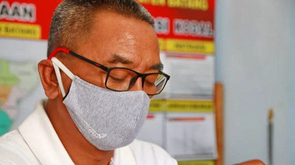 Virüsleri Kirli Havayı Önlemek Için Maske Takan Bir Adam Batang — Stok fotoğraf