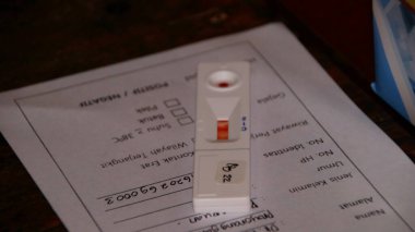 Odaklanamayan, bulanık seçici odak ve gürültü görüntüsü COVID-19 virüs testi, Coronavirus krizi, küresel salgın, hızlı strep testi (RST) kiti, hızlı antijen tespiti (RADT)