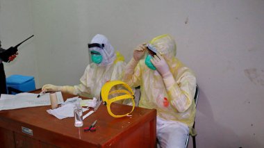 Toplum, Batang, Endonezya, 27 Mayıs 2020 'de hızlı bir test yaparken bulanık seçici odaklanma ve gürültü imajı çalışanları