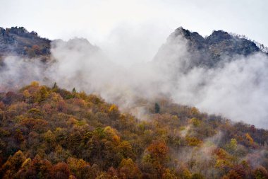 İtalyan Piemonte 'sinde bulutlarla kaplı iki kaya ve bir sis