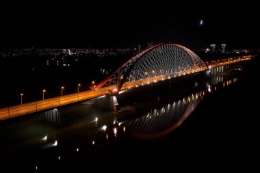 Yeni Novosibirsk Köprüsü 'nün havadan görünüşü. 