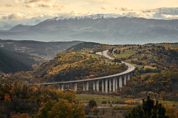 Curving alpine road in the mountains of Italy. — Stockfoto