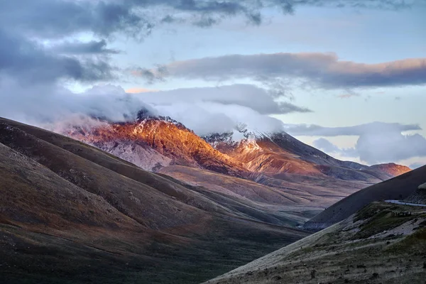 İtalyan Abruzzo Dağları Monte Camicia ve Monte Prena akşam üstü bulutlarla kaplandı..