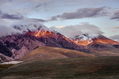 İtalyan Abruzzo Dağları Monte Camicia ve Monte Prena akşam üstü bulutlarla kaplandı..