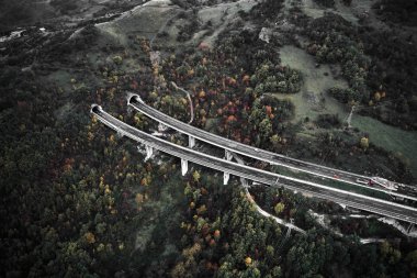 İtalya 'da yüksek sonbahar hız yolu çıkışı olan ya da tünele giren. Yukarıdan hava görünümü.