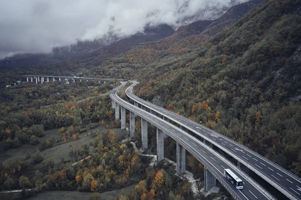 Wysoka jesienna alpejska droga szybkiego ruchu we Włoszech. Widok z góry z chmurami na tle — Zdjęcie stockowe
