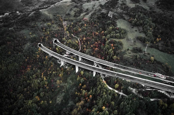 Vysoká podzimní vysokorychlostní silnice v Itálii s výjezdem nebo vstoupit do tunelu. Letecký pohled shora. Royalty Free Stock Fotografie