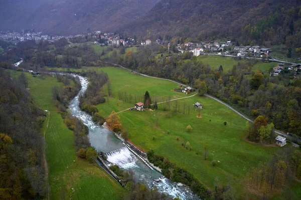 Petit village italien dans les Alpes à l'automne — Photo