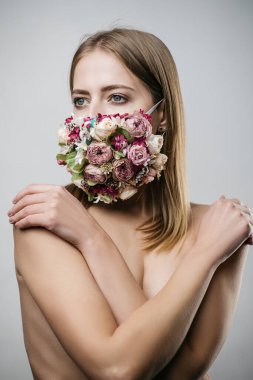 Çiçek maskeli güzel kız
