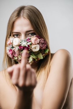 Çiçek maskeli güzel kız