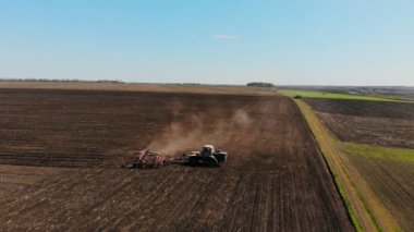 Ekinler ekiliyor, gökyüzü açık, helikopterden ateş ediliyor