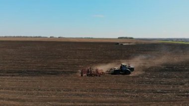 Ekinler ekiliyor, gökyüzü açık, helikopterden ateş ediliyor