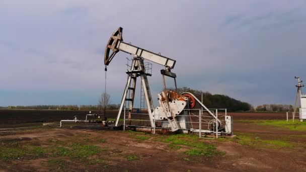 Pompes à huile de travail contre le soleil. Prise de pompe à huile. champ pétrolifère à bascule — Video